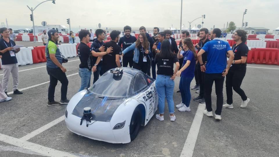 <p>Kocaeli'nin Gebze ilçesindeki Bilişim Vadisi'nde düzenlenen Robotaksi-Binek Otonom Araç Yarışması'nda yarışan SAİTEM ekibi, 2014 yılında yanan garajdan kurtardıkları aracı otonom hale getirdi. </p>