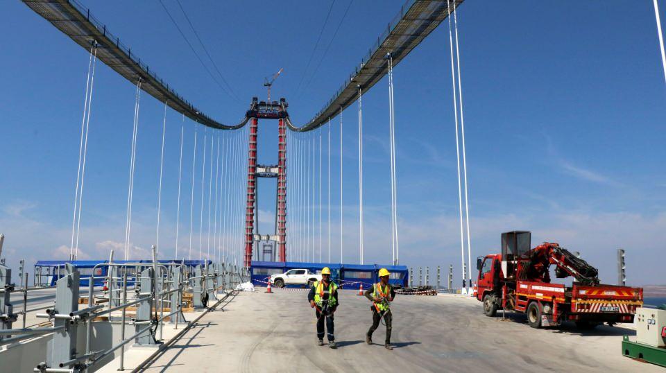 <p>Bakan Karaismailoğlu, son ziyaretinde ise 18 Mart 2022'de hizmete açılması planlanan köprü sayesinde, Çanakkale Boğazı'nın 6 dakika gibi kısa sürede geçilebileceğini söyledi. </p>