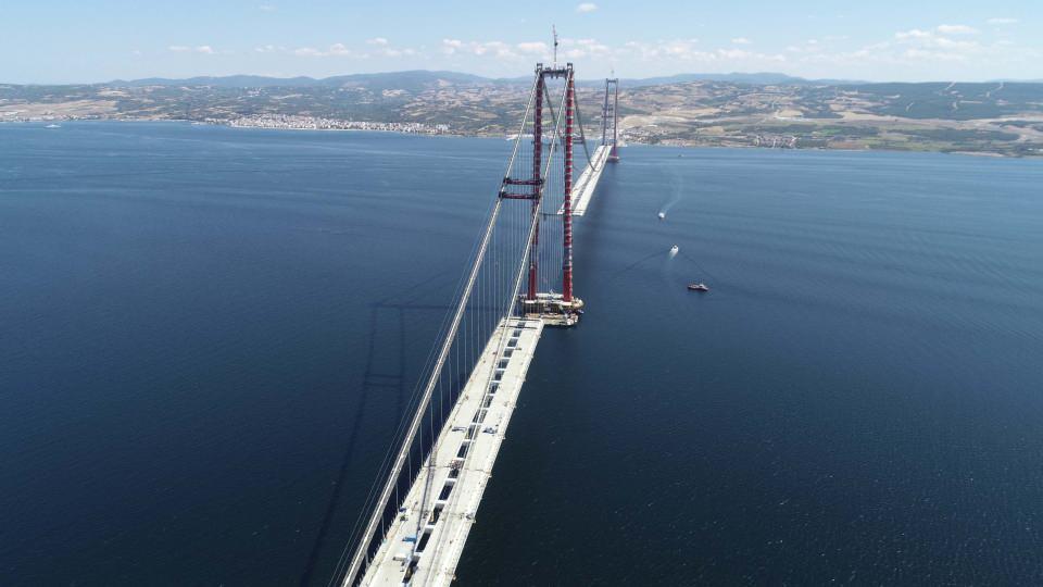 <p><strong>DHA EKİBİ, ÇANAKKALE KÖPRÜSÜ YOLUNDA</strong></p>
<p>DHA ekibi, 1915 Çanakkale Köprüsü'nde devam eden tabliye montaj çalışmalarını, araçların geçeceği yolun tamamlanan bölümüne çıkarak görüntüledi. Lapseki ilçesinde bulunan 680 metre uzunluğundaki yaklaşım viyadüğünden araç ile köprüye giriş yapan DHA ekibi, montajı tamamlanan tabliye bloklarına kadar seyretti ardından da montajı yapılan sonuncu tabliye blokunun üzerine kadar yürüyerek, son durumu görüntüledi.</p>