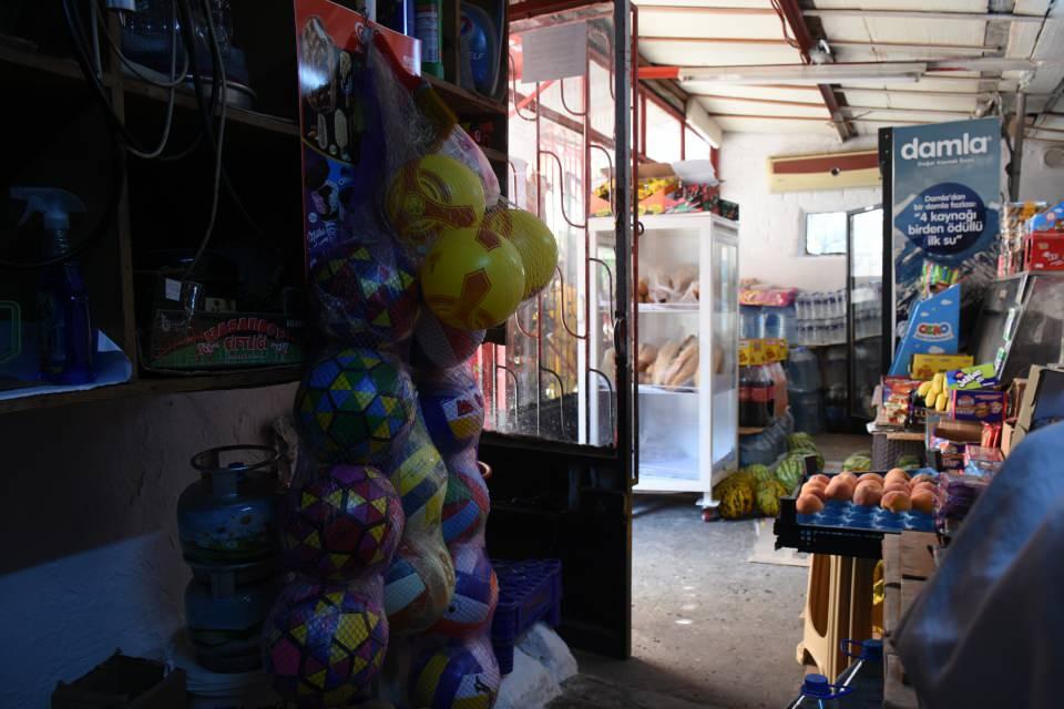 <p>Süpermarketler çoğaldığı için işlerimiz düşmüştü. Ama mahalledeki komşularımız alışverişlerini benden yapıyorlar. Sen de gidersen biz zahmet çekeriz diyorlar. </p>