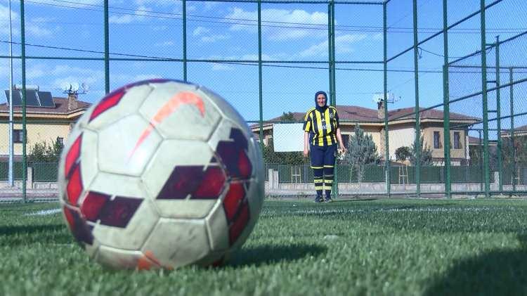 <p>Koyu bir Fenerbahçe taraftarı olan Ay, Fenerbahçe Başkanı Ali Koç ile tanışmak istediğini belirterek "Fenerbahçe Kadın Futbol Takımı'nda hizmet etmek istiyorum" dedi.</p>

<p> </p>
