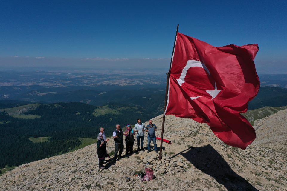 <p>Dağın 2 bin 587 metre ile en yüksek noktası olan Büyük Hacet Tepesi'ne Sarıcıoğlu tarafından 2000 yılında metal direk dikilerek Türk bayrağı asıldı.<br />
 </p>
