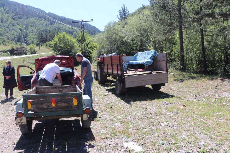 <p>Bayrak aşktır, tutkudur, sevgidir, geleceğimizdir. Bayrağımız dalgalansın, inmesin, ezan seslerimiz dinmesin." ifadesini kullandı.<br />
</p>
