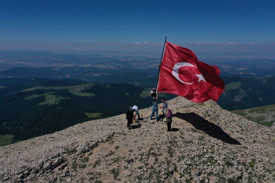 <p>Melike Semra Sarıcıoğlu ise bayrağın vatanın sembolü olduğunu vurgulayarak, "Bayrağımızı rüzgardan dayanamayıp eskidiği için yenilemek istiyoruz. </p>