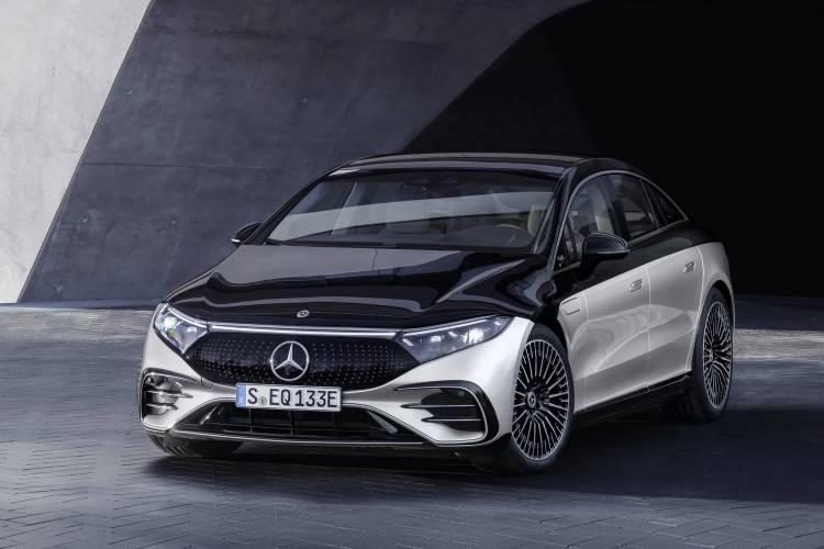 <p>Alman otomotiv devi Mercedes de bu yıl ilk kez dijital olarak düzenlenen Autoshow 2021'de yepyeni modelleriyle yerini aldı. Fuar kapsamında Mercedes'in ilk elektrikli lüks sedan modeli EQS'in Türkiye fiyatı da açıklandı.</p>

<p> </p>
