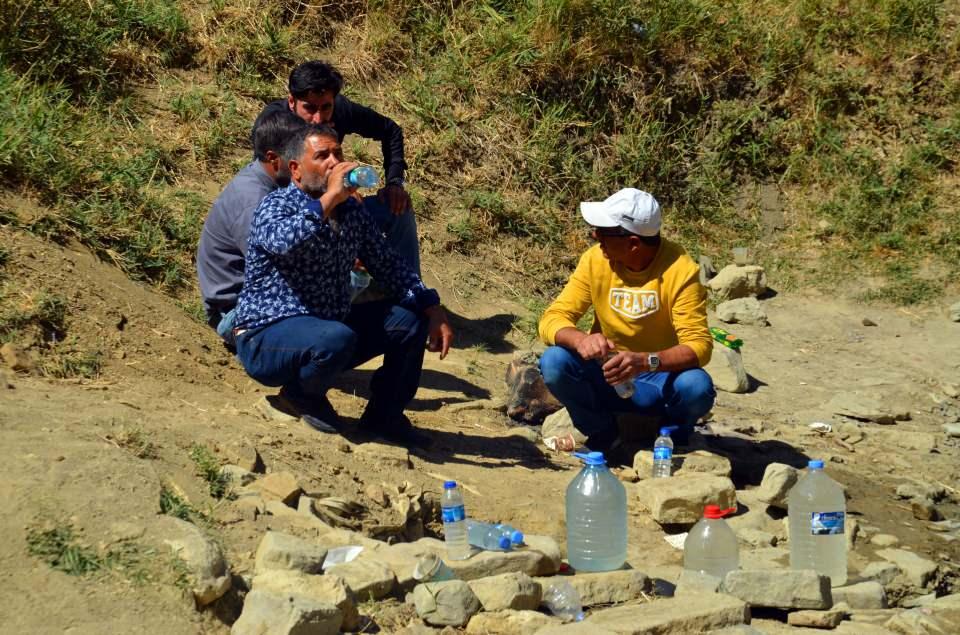 <p>Sağlık Müdürlüğü'nce yapılan analizde suyun mikrop saçtığı tespit edildi. Uzmanların uyarılarına rağmen Türkiye'nin dört bir yanından Gümüşali köyüne gelenler, sudan içmeye ve bidonlarla evlerine taşımayı sürdürüyor.</p>
<p> </p>