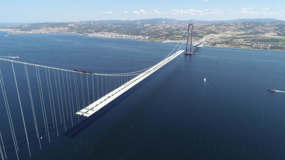 <p> Şu ana kadar toplamda 66 tabliye blokunun montajı bitirilirken, geriye 21 tabliye blokunun montaj işi kaldı. Köprüde, montajı tamamlanan tabliye bloklarının birbirine kaynak çalışmaları da devam ediyor. Araçların geçeceği yolda son olarak asfaltlama çalışmaları yapılacak.</p>
<p> </p>