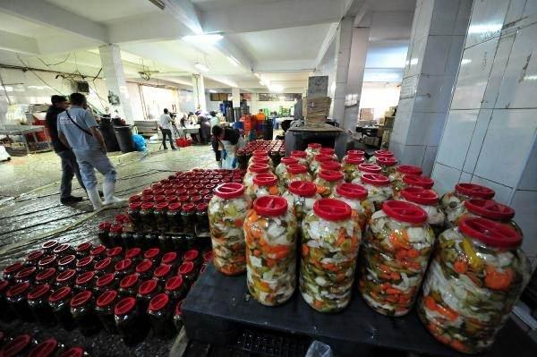 <p> Gedelek'in normalde nüfusu bin 700 civarlarında. Turşu sezonu başladığı zaman nüfusumuz 3 bin kişiye kadar çıkıyor. Turşu sezonu bitene kadar başka illerden gelen mevsimlik işçiler oluyor. Hem çalışmak isteyen kadınlar evlerine destek oluyorlar hem de bize destek oluyorlar.</p>
