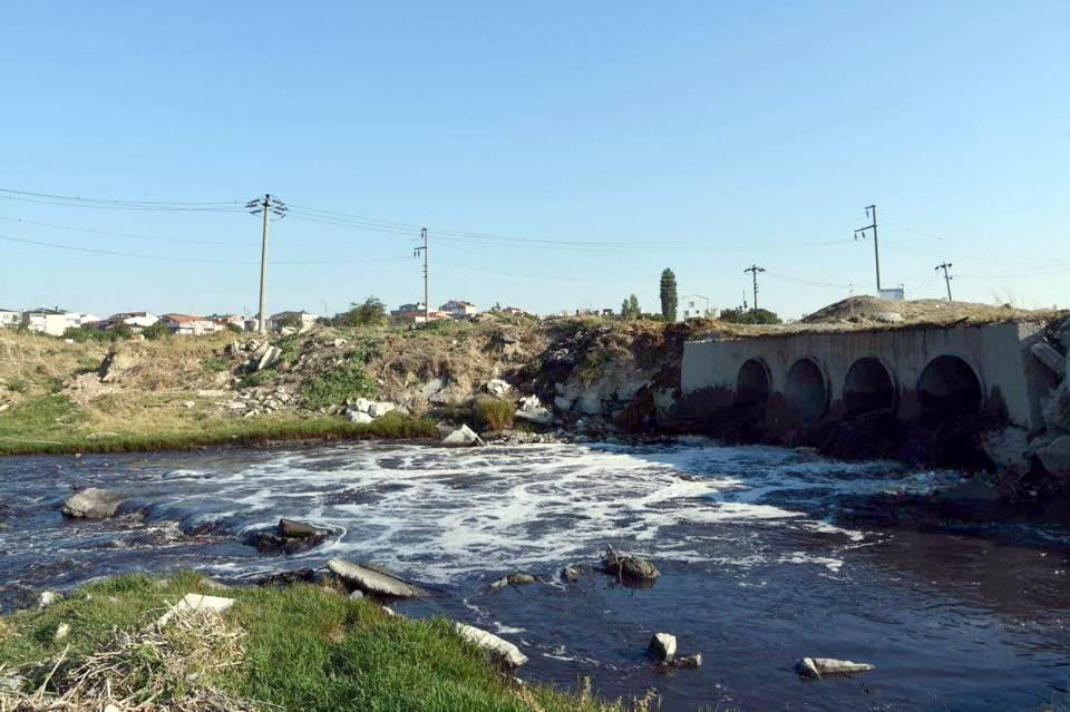 <p> O yüzden göç arttı. Evler rayiç bedelinden daha ucuza satılıyor. Vatandaşlarımız kendi değer yargılarından uzak yaşamaya uğraşıyorlar. </p>
