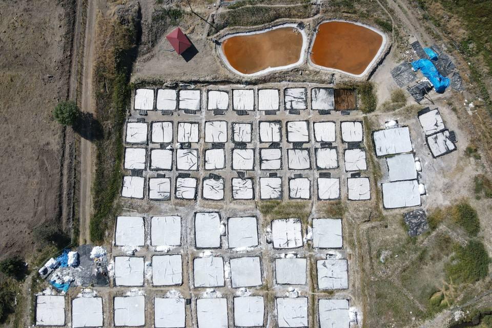 <p>İlçe merkezine yaklaşık 10 kilometre uzaklıktaki Göneli Mezrası'ndaki tuz işletmesinde çalışan üreticiler de yıllardır ekmeğini yerin altından çıkan kaynak suyu ile ürettikleri tuzdan kazanıyor.</p>
<p> </p>