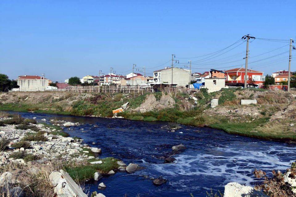 <p><strong>'ÇORLU DA PORSUK GİBİ OLABİLİR'</strong></p>

<p>Ergene Kent Konseyi Başkanı Tuncay, Çorlu Deresi'nin yıllardır simsiyah ve ağır kokular yayarak aktığını hatırlatarak şunları söyledi:</p>

<p>"Buradaki kötü koku, vatandaşlarımızı da olumsuz etkilemekte. Bu durumu zaman gündemde tutmaya devam ediyoruz. Yetkililerimizden de bir an önce çözüme kavuşmasını beklediğimiz projelerimiz var. </p>
