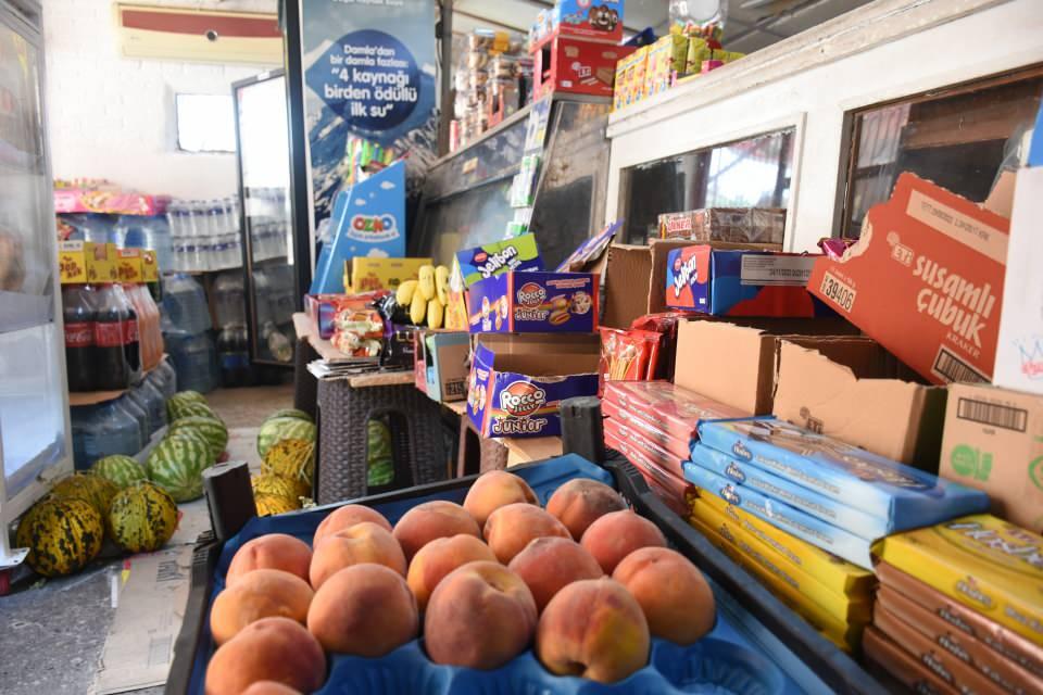 <p>Baygül, “Süpermarketlerin çevremizde çoğalması bizim işlerimizi etkiliyor. Bu yüzden de satışlarımız kısıtlı. Kızpınar Mahallesi'nde bir Ahmet Bakkal kaldı. Diğer arkadaşlarımız dükkanlarını hep kapattı. Ben de elimden geldiği kadar idare etmeye çalışıyorum. </p>
