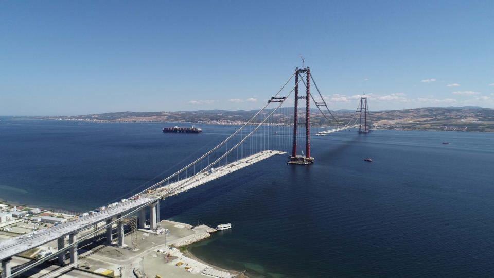 <p> Avrupa ve Asya yakalarındaki 770'er metrelik kenar açıklıklarda ve 2023 metrelik orta açıklıkta, yolun kuleler ile bağlantısına artık metreler kaldığı net şekilde görülürken, bu ay sonuna kadar köprüde araç geçiş yolunun tamamlanması planlanıyor. </p>
<p> </p>