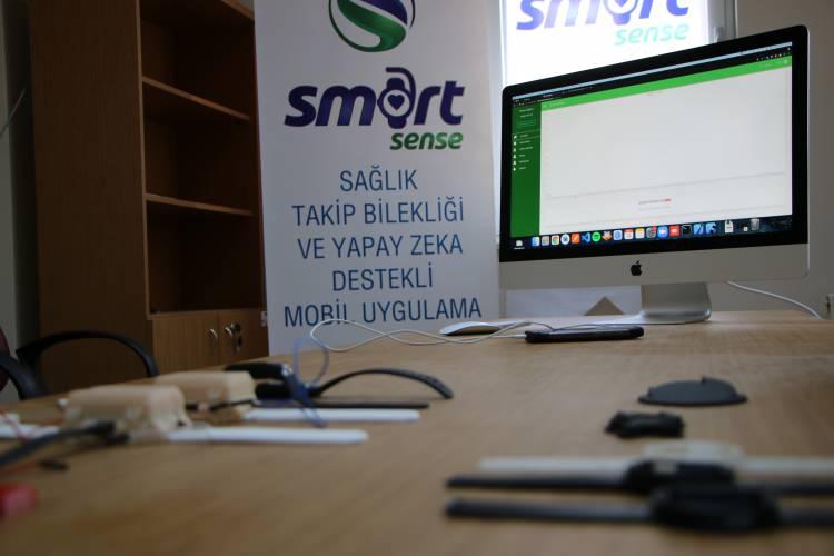 <p>Elimizdeki yaklaşık 3 bin tane veri ile herhangi bir kişiden almış olduğumuz ses ve öksürük kayıtlarına göre kişinin korona virüs olup olmadığına karar vermeye çalışıyoruz. Bizim devam ettirdiğimiz çalışmalarda yüzde 60 ila 80 arasında bir başarı elde ederek bir kişinin öksürük ve ses verisinden korona virüs olup olmadığını da saniyeler içerisinde tespit edebiliyoruz. Bunun Türkiye’de ilk olduğunu düşünüyoruz. Dünyada çok değişik çalışmalar yapıldığını biliyoruz, onları da yakından takip ediyoruz. </p>
