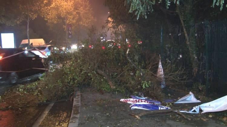 <p>Baltalimanı'nda, şiddetli rüzgar nedeniyle bir ağacın gövdesinden kopan parça Sakıp Sabancı Caddesi'ne düştü. Trafik ekipleri, caddede önlem alarak, sürücüleri farklı güzergahlara yönlendirdi. Ağaçtan kopan parçaların yoldan kaldırılmasının ardından cadde trafiğe açıldı.</p>