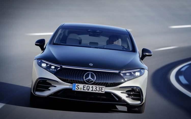<p>Mercedes-EQ'nun ilk elektrikli lüks sedan modeli olarak karşımıza çıkan 2021 Mercedes EQS'in Türkiye fiyatı açıklandı. </p>

