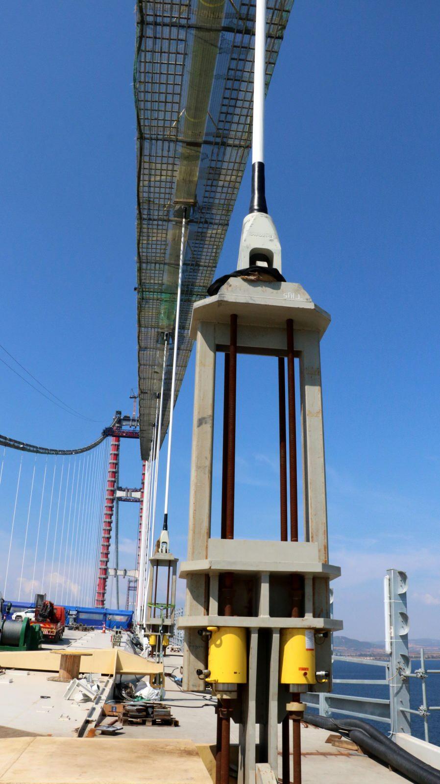 <p><strong>ÇANAKKALE BOĞAZI 6 DAKİKADA GEÇİLECEK</strong></p>
<p>1915 Çanakkale Köprüsü ve Otoyolu Projesi kapsamında 1 asma köprü, 2 yaklaşım viyadüğü, 4 betonarme viyadük, 6 alt geçit köprüsü, 38 üst geçit köprüsü, 5 köprü, 43 alt geçit, 115 çeşitli boyutlarda menfez, 12 kavşak (devlet yolu üzerindeki kavşaklar dahil), 4 otoyol hizmet tesisi, 2 bakım işletme merkezi, 6 ücret toplama istasyonu inşa ediliyor.</p>
<p> </p>