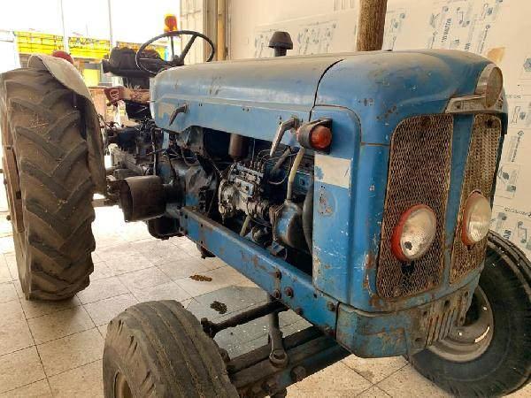 <p>TOKAT'ın Zile ilçesinde yaşayan iş insanı Arif Akbaş (49), babası Mehmet Akbaş'ın 1986 yılında ihtiyacından dolayı satmak zorunda kaldığı traktörü 35 yıl sonra geri alarak ona sürpriz yaptı.</p>
