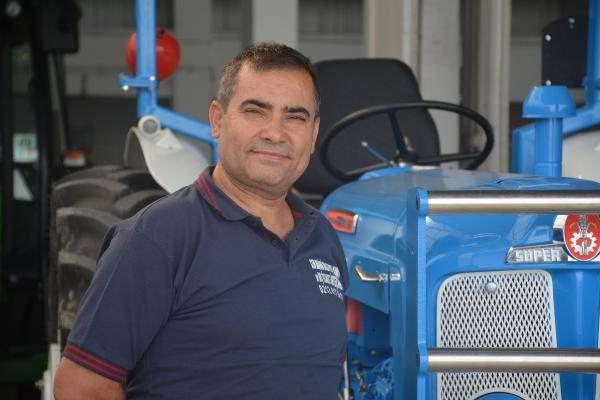 <p>Araştırmada 5 kez plakasının değiştirildiği belirlenen traktörün en son Samsun'da Mehmet Evren'de olduğunu öğrendi. Akbaş, Evren ile temasa geçerek bir yıl önce, baba yadigarı traktörü 12 bin liraya satın aldı. </p>
