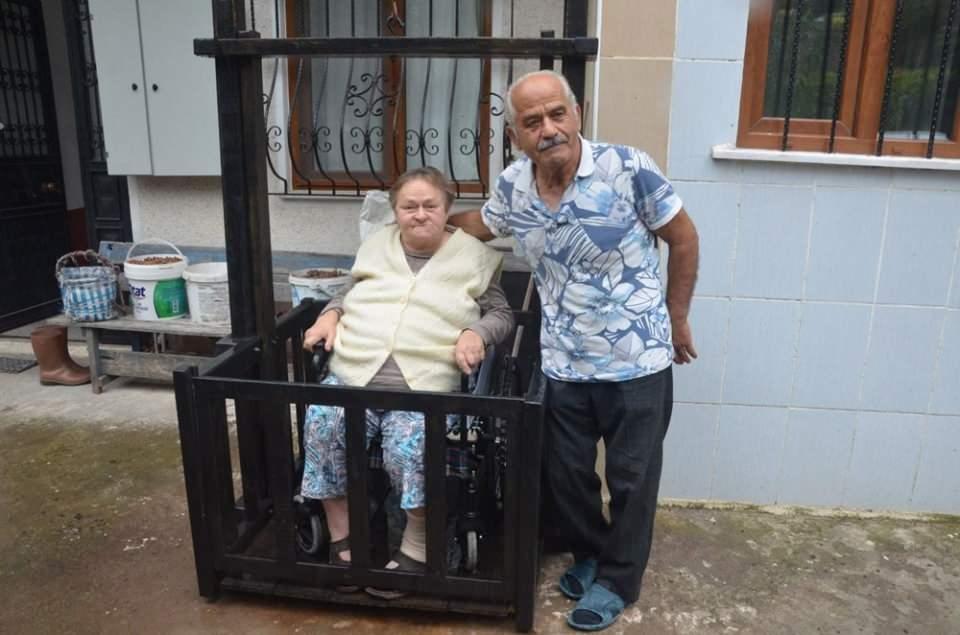 <p>4 ay Mersin’deki bir hastanede tedavi gören kadın, evinin merdivenlerini inemeyince 50 yıllık marangoz olan eşi yaşadıkları apartman dairesinin dış cephesine asansör yaptırmak istedi.</p>

<p> </p>
