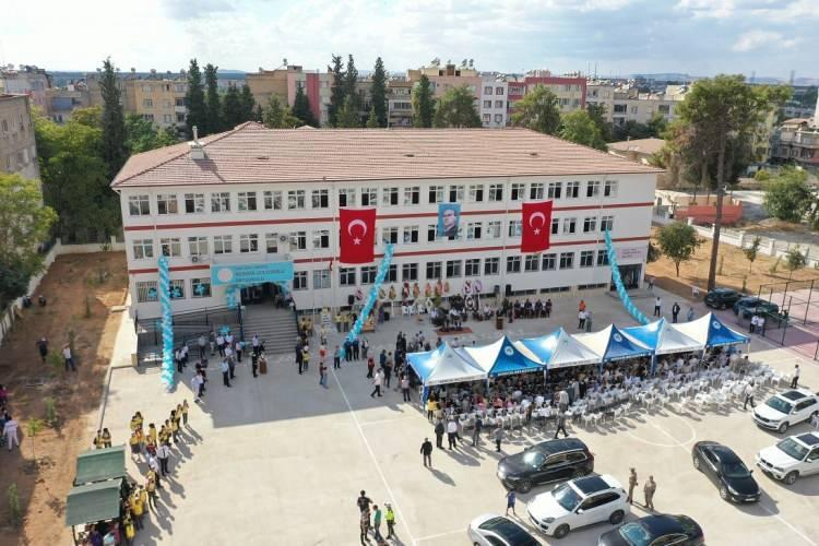<p>Milli Eğitim Bakanlığı, 81 il valiliğine "24 Kasım Öğretmenler Günü" konulu genelge gönderdi. Milli Eğitim Bakanı Mahmut Özer imzalı genelgeye göre, Öğretmenler Günü, Bakanlığın koordinesinde yürütülecek, öğretmenlerin ve öğretmenlik mesleğinin toplumdaki algısının daha da yükseltilmesine katkı sağlayacak, moral ve motivasyonlarını artıracak, birlik ve beraberliğini pekiştirecek program ve etkinliklerle, yurt içinde ve dış temsilciliklerde kutlanacak.</p>