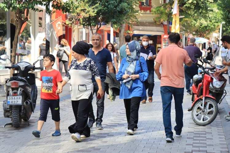 <p>Bu durum, yakın günlerde vefat sayılarına yansımaya devam edecek. Tam doz aşımızı olup, tedbirlere uyarak salgına karşı gerekli mücadeleyi vermeliyiz." ifadelerini kullandı.</p>