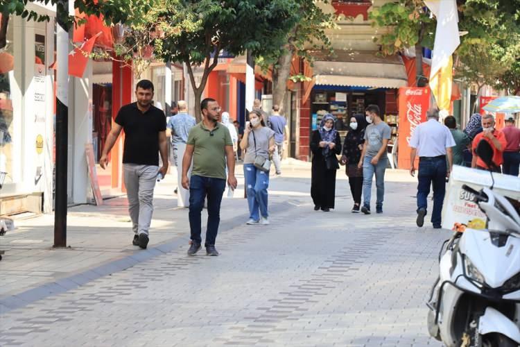 <p>Adıyaman'ın Kahta ilçesinde yaşayan ve "Kahtalı Mıçe" olarak tanınan ses sanatçısı Mustafa Kahtalı, vatandaşlara Kovid-19 aşısı olmaları çağrısında bulundu.</p>
