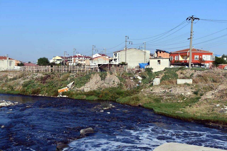 <p>Yaygın olarak göç devam ediyor. Kanserojen arttı. Edirne'deki hastanelerin onkoloji servislerine gidilip bakıldığında kanser vakalarının, en fazla bu bölgeden geldiği görülecektir.</p>