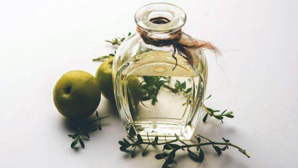<p><span style="color:#A52A2A"><strong>Ayrıca amla yağını saç uzamasını hızlandırmak için doğrudan saçınıza uygulayabilirsiniz. Bu, saç pigmentinizi zenginleştirip doğal saç renginizin korunmasına katkıda bulunabilir.</strong></span></p>
<p> </p>