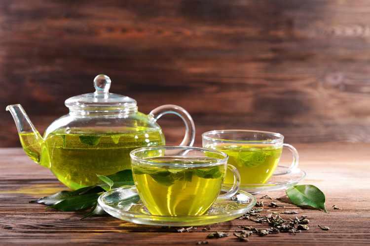 <p><span style="color:#2F4F4F"><strong> Bu besinler, antioksidanlar ve fitokimyasallarla doludur. Saçlarınızı temizlerken yeşil çay özleri eklemek (şampuan veya saç yağı olarak), saçlarınızın güçlü kalmasına ve beyaz saçların çıkmasını geciktirmeye yardımcı olabilir.</strong></span></p>
