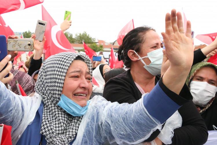 <p><span style="color:rgb(51, 51, 51)">Meydanı dolduran vatandaşlar, Erdoğan'ı coşku ile karşılarken bir vatandaş ise gözyaşlarını tutamadı.</span></p>
