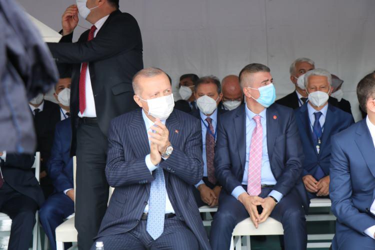 <p>Törenin olacağı Cacabey Meydanı'na gelen Erdoğan, vatandaşları selamladı.</p>
