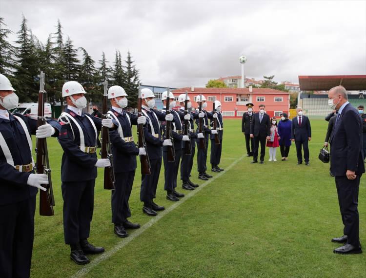 <p> Erdoğan, tören mangasını selamladı.</p>
