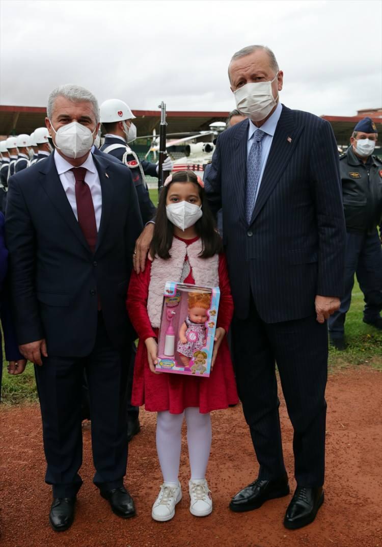 <p><span style="color:rgb(0, 0, 0)">Erdoğan, kendisini karşılayanlar arasında yer alan bir çocuğa hediye verdi, fotoğraf çektirdi.</span></p>
