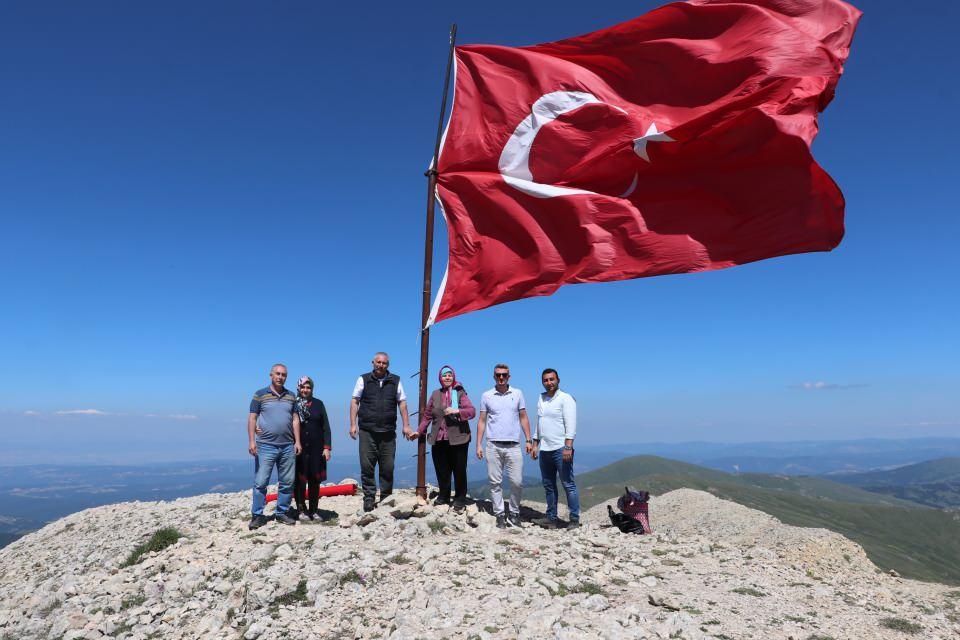 <p>Sefa Bostan da Mehmet Sarıcıoğlu'nun kendisini arayarak Ilgaz Dağı'nın zirvesine bayrak dikeceğini söylediğini anlattı.<br />
 </p>
