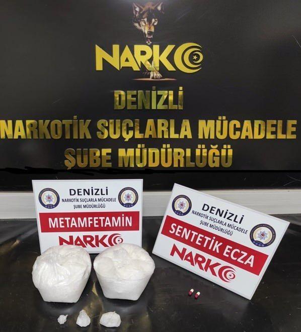 <p>Narkotik madde arama köpeği İsko’nun tepkisi üzerine aracın bagajında piyasa değeri yaklaşık 700 bin TL olan 1,7 kilo uyuşturucu madde ele geçirildi.<br />
</p>