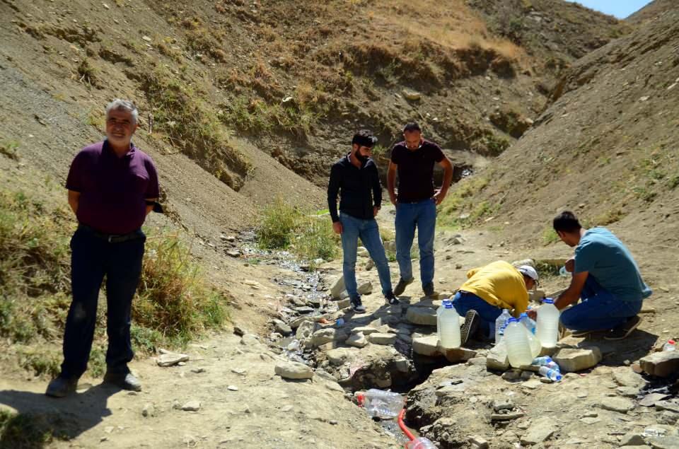 <p><strong>'ŞİFASINI GÖREN DE VAR'</strong></p>

<p>Suyu içen arkadaşının böbreğindeki 7 milimlik taşı düşürdüğünü iddia eden Bitlisli Nedim Kaplan "Bu çevredeki insanlar, suyun şifalı olduğuna inanıyor. Yararını görenler de var. Öbür taraftan da uzmanlar, bu suyun insan sağlığına zararı olduğunu söylüyor ama şifasını gören de var" dedi.</p>

<p> </p>
