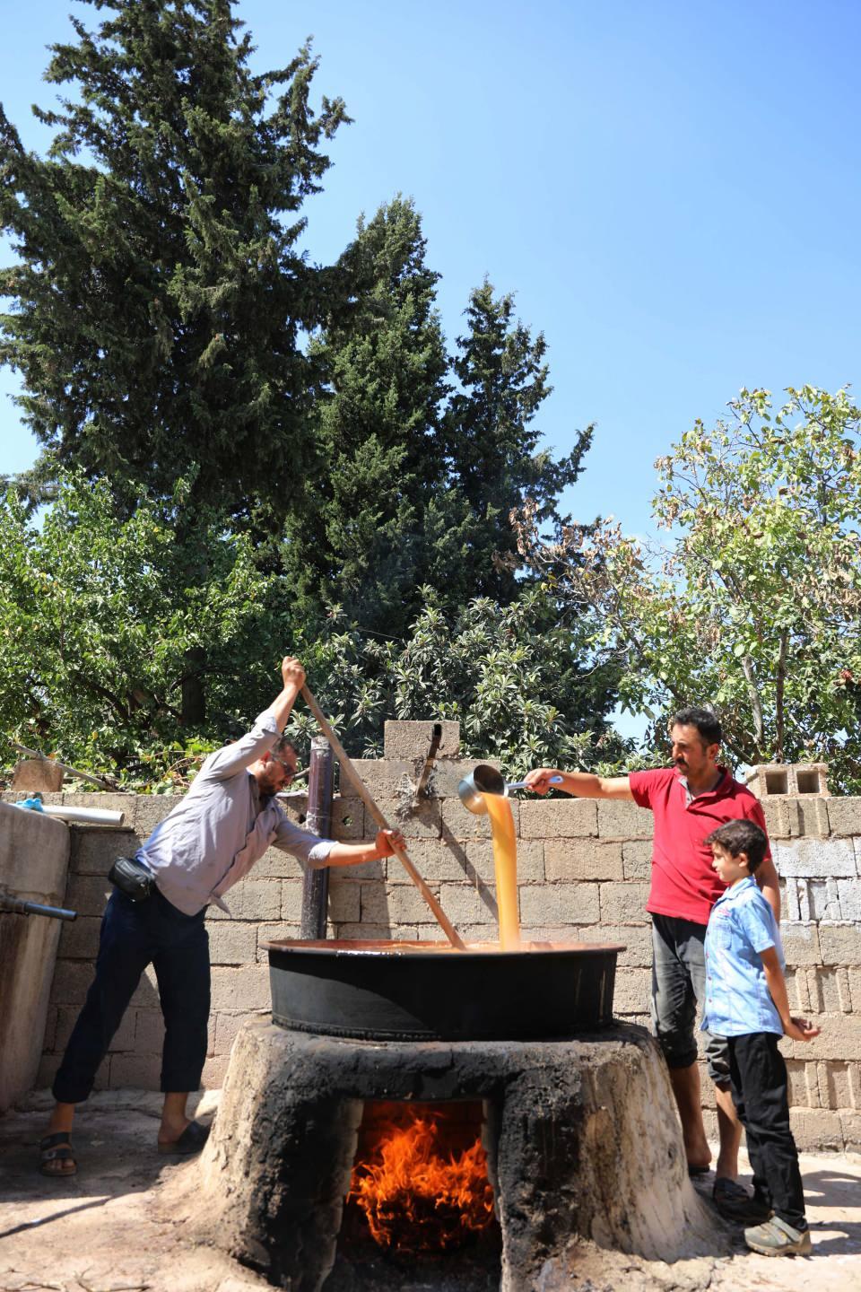 <p>Sererken çok kalın da olmayacak ince de olmayacak. Kıvamı iyi tutturmak lazım çünkü kalın olursa da ince olursa da ya da çok şekerli olursa da bezden çıkartılamaz. </p>

