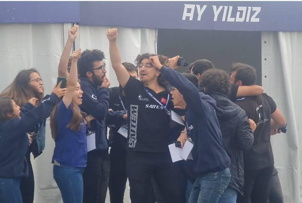 <p>2014 yılında bir yangın atlatmıştık ve yangın sonrasında elimizde kalan tek araç buydu. Bir gün atölyemizin kenarında dururken, kendi aramızda 'biz bunu neden yeniden canlandırmıyoruz?' diye konuştuk. </p>