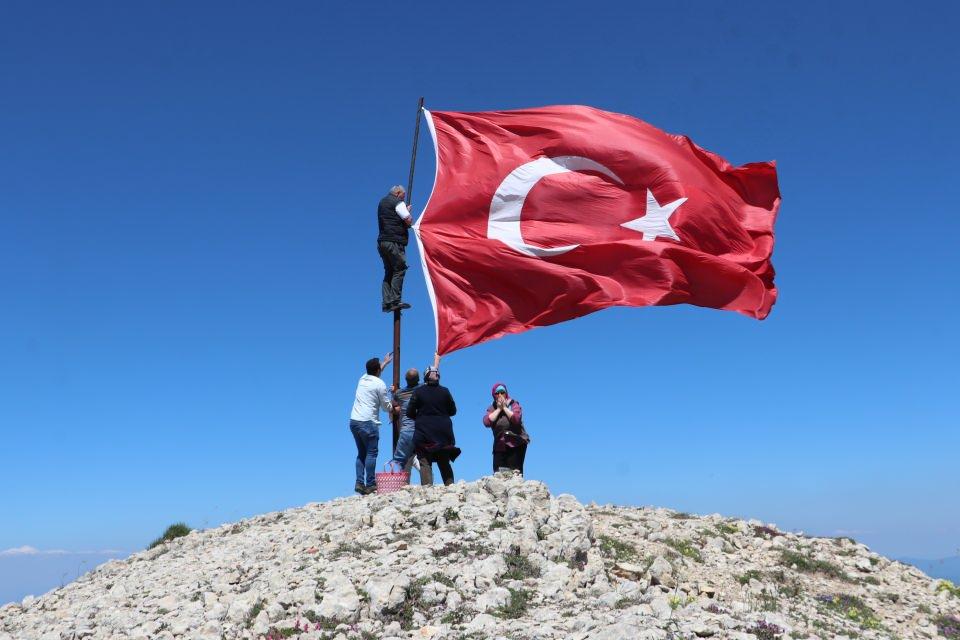 <p>Tarladaki işini bırakarak traktörle Ilgaz Dağı'na gittiğini belirten Bostan, "Bayrağımızı en yükseklerde dalgalandırmak gurur verici. Bayrak yenilemeyi ben de devam ettirmeyi düşünüyorum." diye konuştu.</p>
