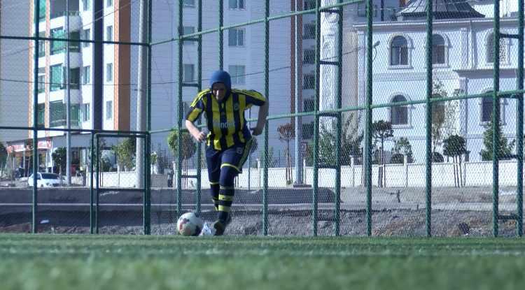 <p>Diyarbakırlı 53 yaşındaki Azize Ay, 39 yıllık futbol hayalini 4 yıl önce profesyonelliğe dönüştürdü. Antrenör olmak için de resmi maçlarını tamamlayan Ay, gerekli lise diplomasını açık öğretimde okuyarak aldı. </p>
