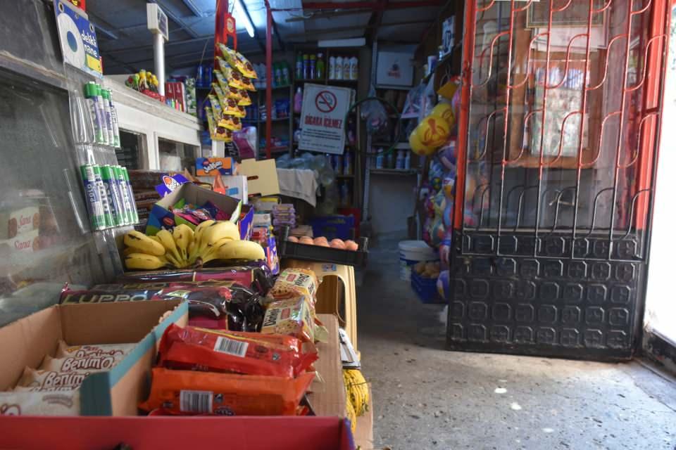 <p> Benim bildiğim kadarıyla 50 yıldır bu bakkal dükkanı var. Benim çocukluğumda burası otobüs durağıydı.</p>