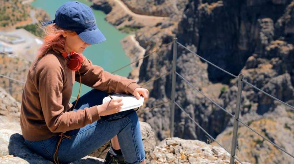 <p>Kemaliye, Erzincan’ın dokuz ilçesinden en ünlü olanı. Erzincan’ın incisi olarak tanımlanıyor. Kemaliye’de dünyanın en zorlu yolu ve Amerika’daki Büyük Kanyon’dan sonra dünyadaki en büyük ikinci kanyon yer alıyor. Türkiye’de bir ilk olarak Kemaliye Karanlık Kanyonda gerçekleşen ve adrenalin tutkunlarının nefesini kesen base jump atlayışları 2009 - 2021 yılları arasında aralıksız her yıl uluslararası boyutta dünyanın her bölgesinden sporcuların katılımlarıyla gerçekleştiriliyor.</p>