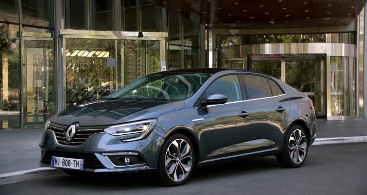 <p><strong>4 bin 572</strong> adetle Renault Megane üçüncü sırada.</p>