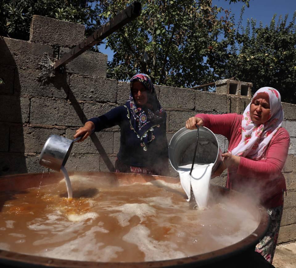 <p><strong>'LEZZETİNİ GÜNEŞTEN ALIYOR'</strong></p>
<p>Çeşitli işlemlerden geçtikten sonra ustalıkla bezlerin üzerine dökülen şıraların kıvamının iyi tutturulması gerektiğini vurgulayan Zeynep Çelikkanat da şunları söyledi:</p>
<p>"Pestil yapmak için üzümü toplar ezeriz, suyunu çıkarırız. Kazana alıp kaynatırız ve nişastasını, şekerini katarız. Daha sonra bezlere sererek güneşe kuruması için bırakırız. </p>