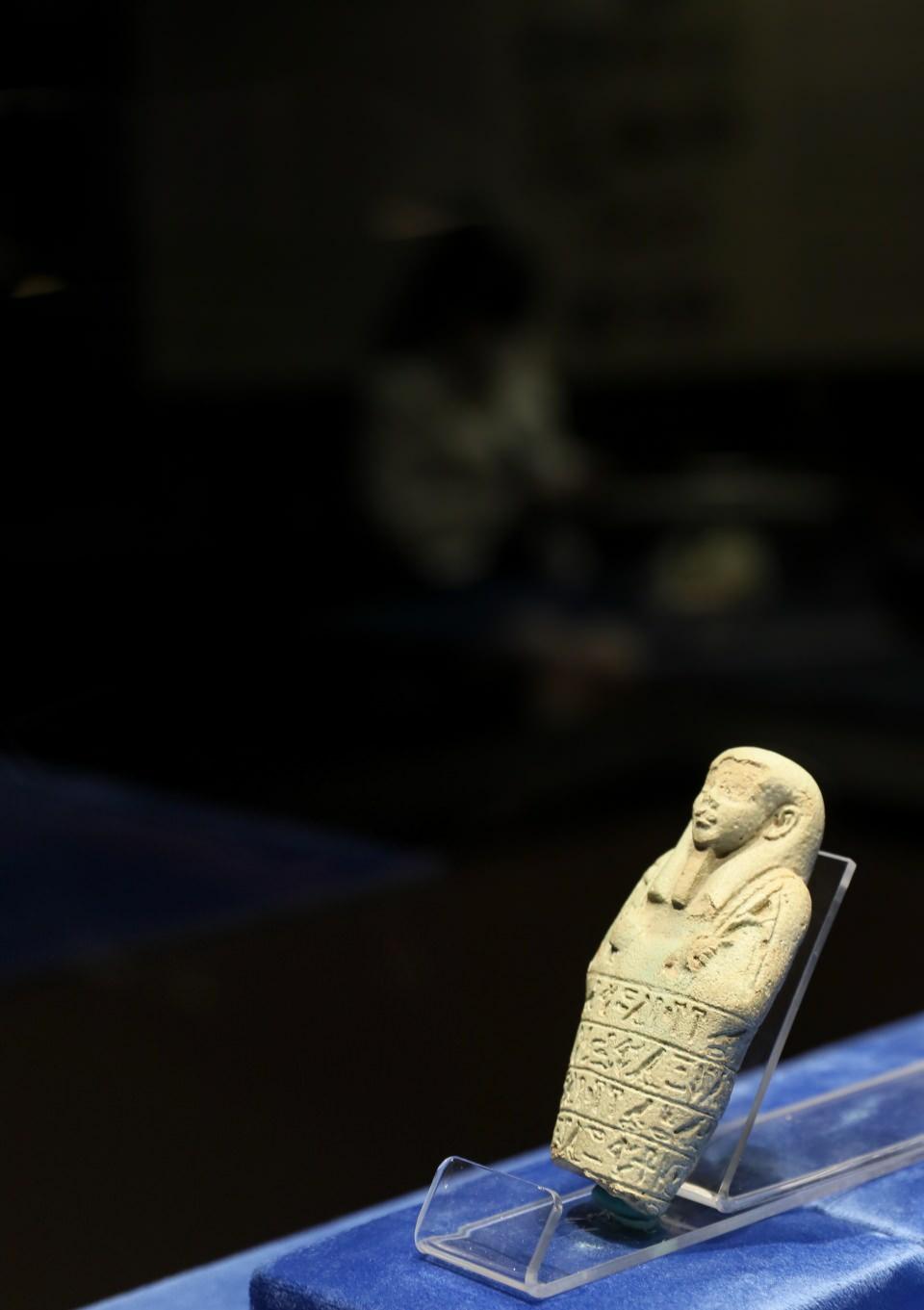 <p>İstanbul Arkeoloji Müzesi'nden 1930'lu yıllarda İzmir Arkeoloji Müzesi'ne devredilen heykelciklerin "Mısır'da ölümden sonraki yaşamda sahiplerine köle olarak hizmet etmesi düşüncesiyle mezarlara gömüldüğü" biliniyor.</p>

<p> </p>
