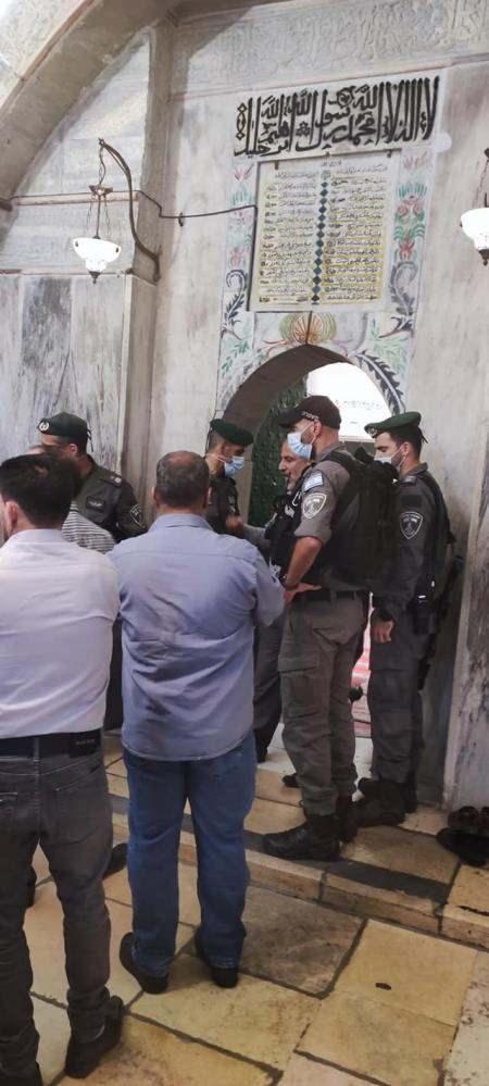 <p>Filistin Evkaf ve Din İşleri Bakanlığı Müsteşarı Hüssam Ebu El-Rub ise, bakanlığın işgalci İsrail makamlarının Harem-i İbrahim Cami'nde gerçekleştirdiği sürekli kapatmaları, ezan okunmasını engellemesini ve çalışanlarını camiden atmasını kınadığını belirterek bu eylemin camiye açık bir saldırı ve tüm kontrolü ele geçirme girişimi olduğunu vurguladı.</p>

