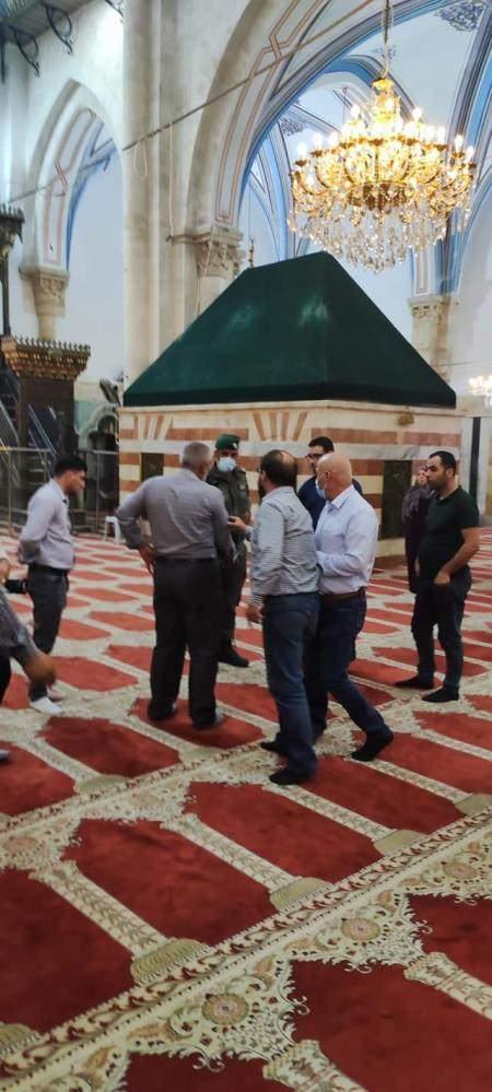 <p>Harem-i İbrahim Camii, Müslümanlar arasında Mescid-i Haram, Mescid-i Nebevi ve Mescid-i Aksa'dan sonra en kutsal 4. cami olarak kabul ediliyor. Cami, İsrail makamları tarafından yılda 10 gün, Yahudi tatillerinde Müslümanlara tamamen kapatılıyor.</p>

<p> </p>
