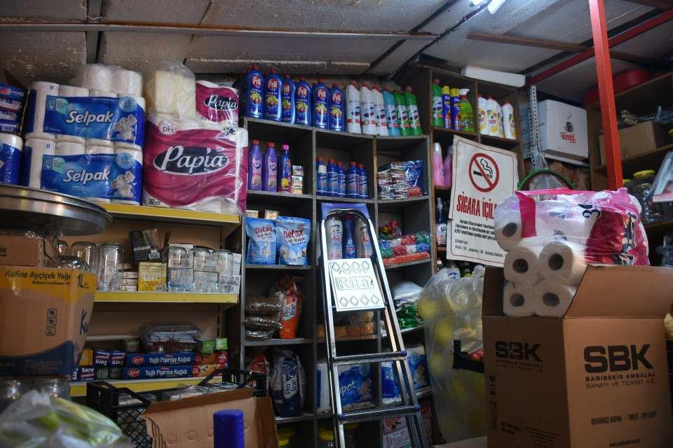 <p>Dükkanımda bankalar ile anlaşmamız yok, sadece nakit çalışıyoruz. Onun dışında bir de eş, dost ve komşulara veresiye veriyoruz. Veresiye yazdıran çok oluyor. İhtiyacı olanlar aylık olarak yazdırıyor. Onlara da devam ediyoruz. </p>