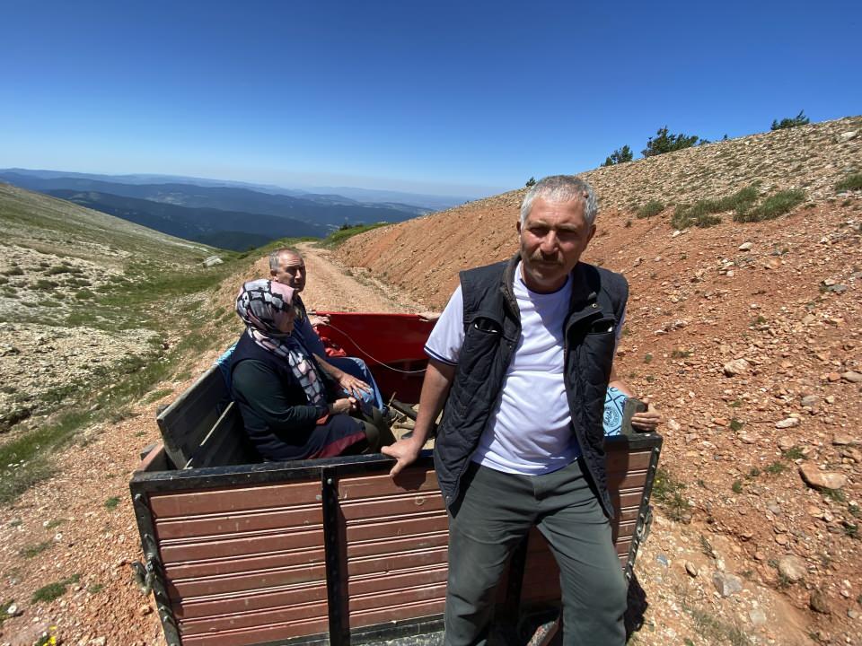 <p>Mehmet Sarıcıoğlu, AA muhabirine, 21 yıl önce Batı Karadeniz'in en yüksek tepesine Türk bayrağı astığını, 1-2 yıl aralıklarla da bayrağı yenilediğini söyledi.<br />
</p>